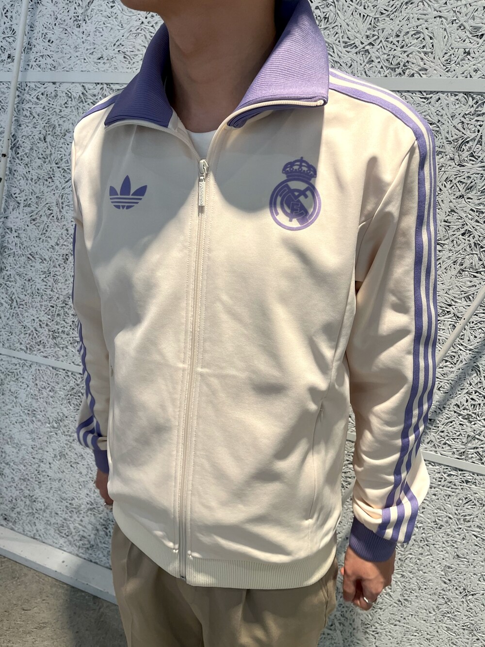 パープル系のダウンベスト、ホワイト系のジャージを着用したメンズの冬コーディネートの4枚目の写真