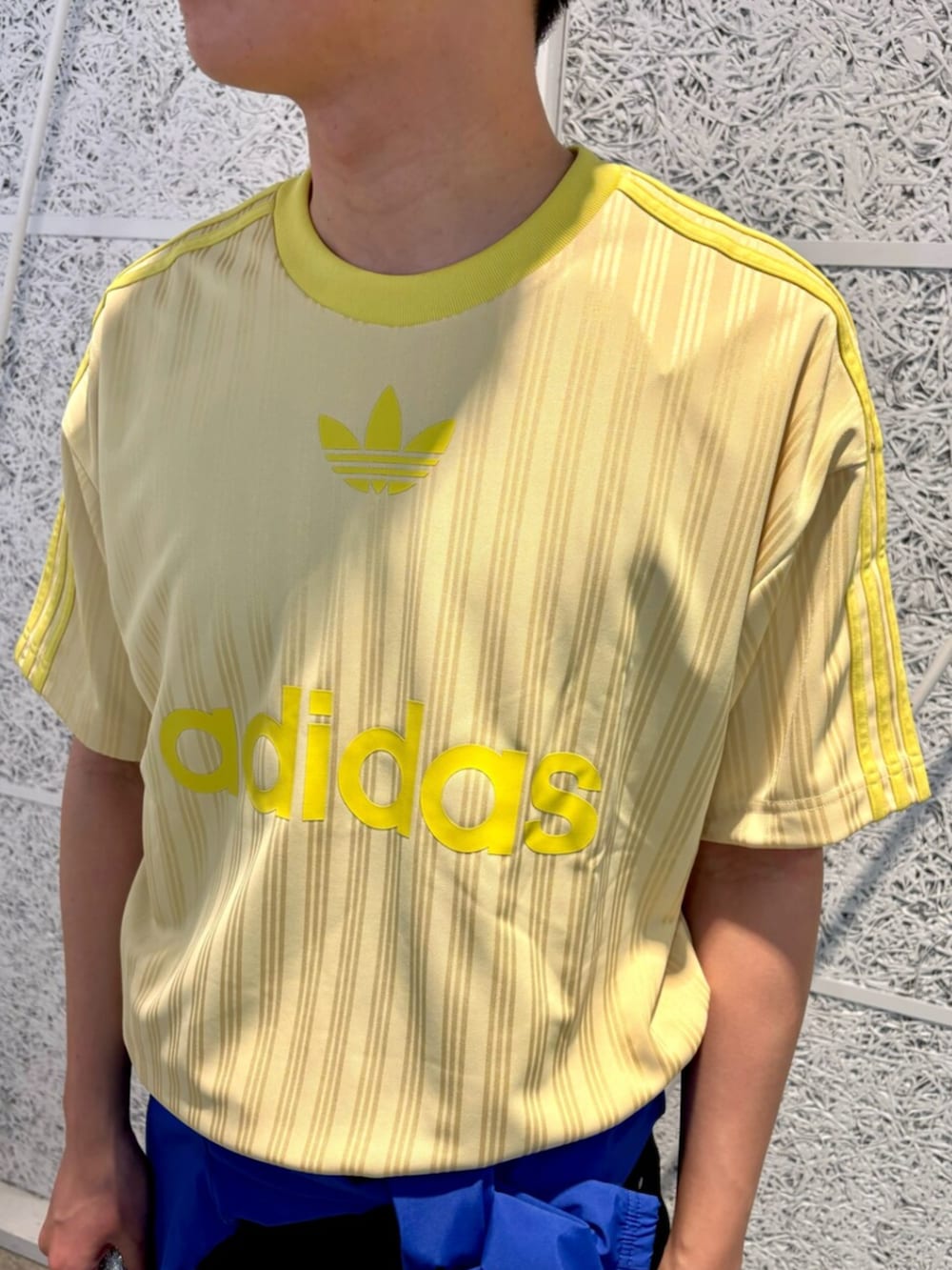 「adidas、adidas originals、アディダス、アディダスオリジナルス、スニーカー、サンバ、ミニバック、めがね、デニム、デニムパンツ、ブラックデニム」｜「adidasのアディカラー 半袖Tシャツ / アディダスオリジナルス adidas Originals（Tシャツ/カットソー、イエロー系）」を使った、IKさん（メンズ・172cm）の春コーディネートの3枚目の写真