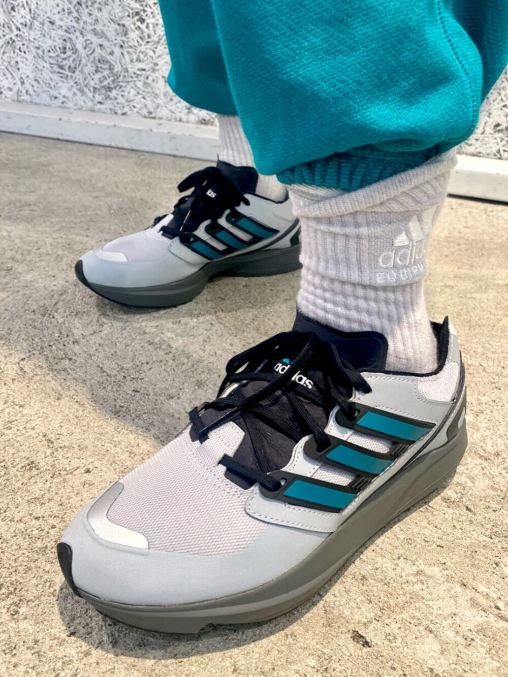 「スウェットパンツ、スウェット、スニーカー、adidas、アディダス、ナイロンジャケット、adidas originals、アディダスオリジナルス」｜「adidasのEQT メタリック ウインドブレーカー（ジャケット/アウター、シルバー系）」を使った、IKさん（メンズ・172cm）の春コーディネートの8枚目の写真