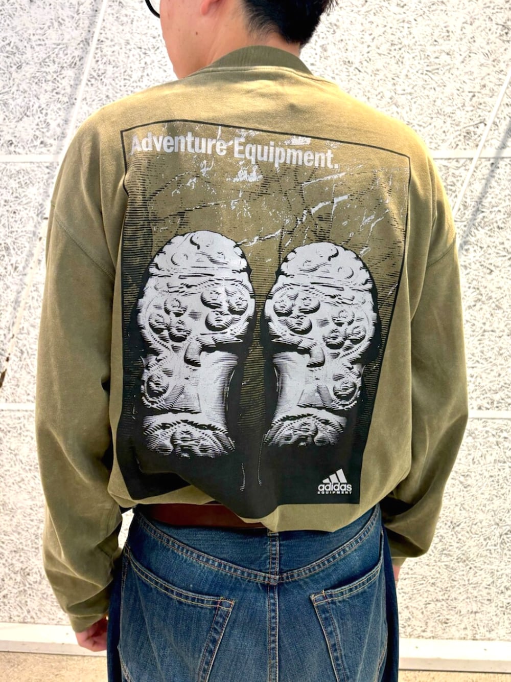 ブラウン系のブルゾン、グリーン系のトップス、ブラウン系のスニーカーを着用したメンズの秋コーディネートの5枚目の写真