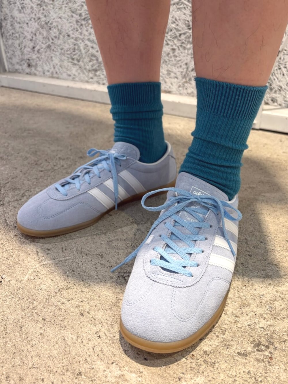 「adidas、adidas originals、アディダス、アディダスオリジナルス、ゆるコーデ、ブルーコーデ、ガゼルロープロ」｜「adidasのJACQUARD JERSEY / アディカラー ジャカード ジャージー / 半袖Tシャツ アディダスオリジナルス adidas Originals（Tシャツ/カットソー、ブルー系）」を使った、IKさん（メンズ・172cm）の夏コーディネートの4枚目の写真