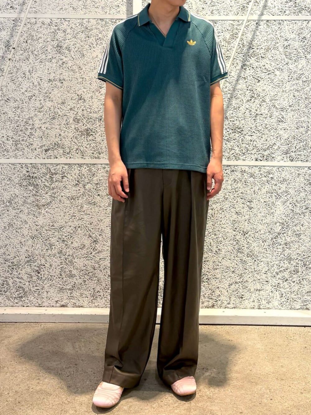 「adidas、adidas originals、アディダス、アディダスオリジナルス、スニーカー、ワッフル、ポロシャツ、ワイドパンツ」｜「adidasのアディダス テコンドー / adidas Taekwondo / アディダスオリジナルス adidas Originals（スニーカー、ピンク系）」を使った、IKさん（メンズ・172cm）の春コーディネートの2枚目の写真