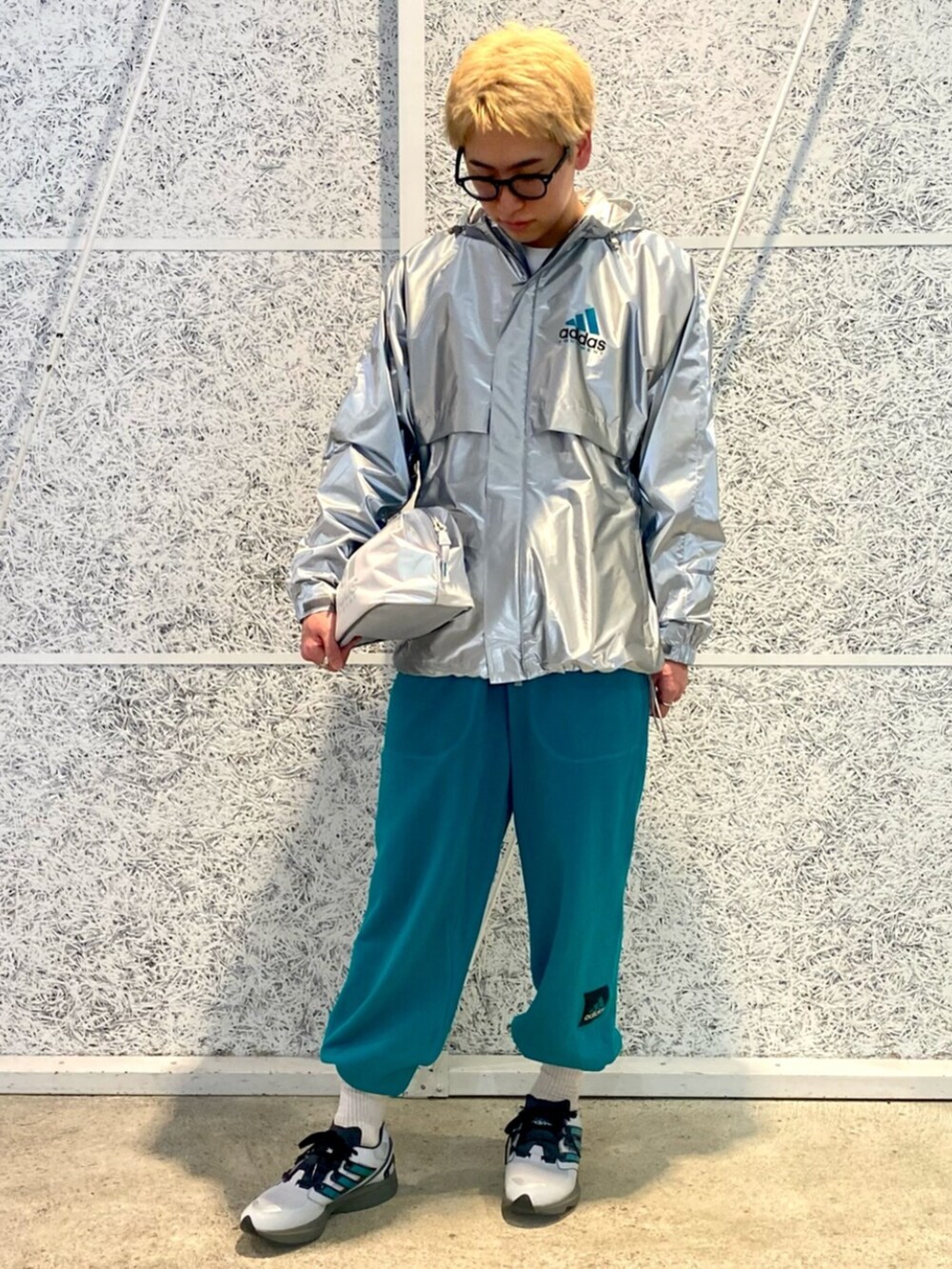 「スウェットパンツ、スウェット、スニーカー、adidas、アディダス、ナイロンジャケット、adidas originals、アディダスオリジナルス」｜「adidasのEQT メタリック ウインドブレーカー（ジャケット/アウター、シルバー系）」を使った、IKさん（メンズ・172cm）の春コーディネートの3枚目の写真