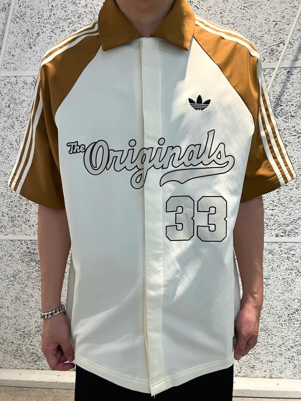 「スニーカー、デニム、adidas、アディダス、デニムパンツ、インディゴデニム、adidas originals、ベースボールシャツ、アディダスオリジナルス」｜「adidasのデニムパンツ / アディダスオリジナルス adidas Originals（デニムパンツ、ブルー系）」を使った、IKさん（メンズ・172cm）の夏コーディネートの2枚目の写真