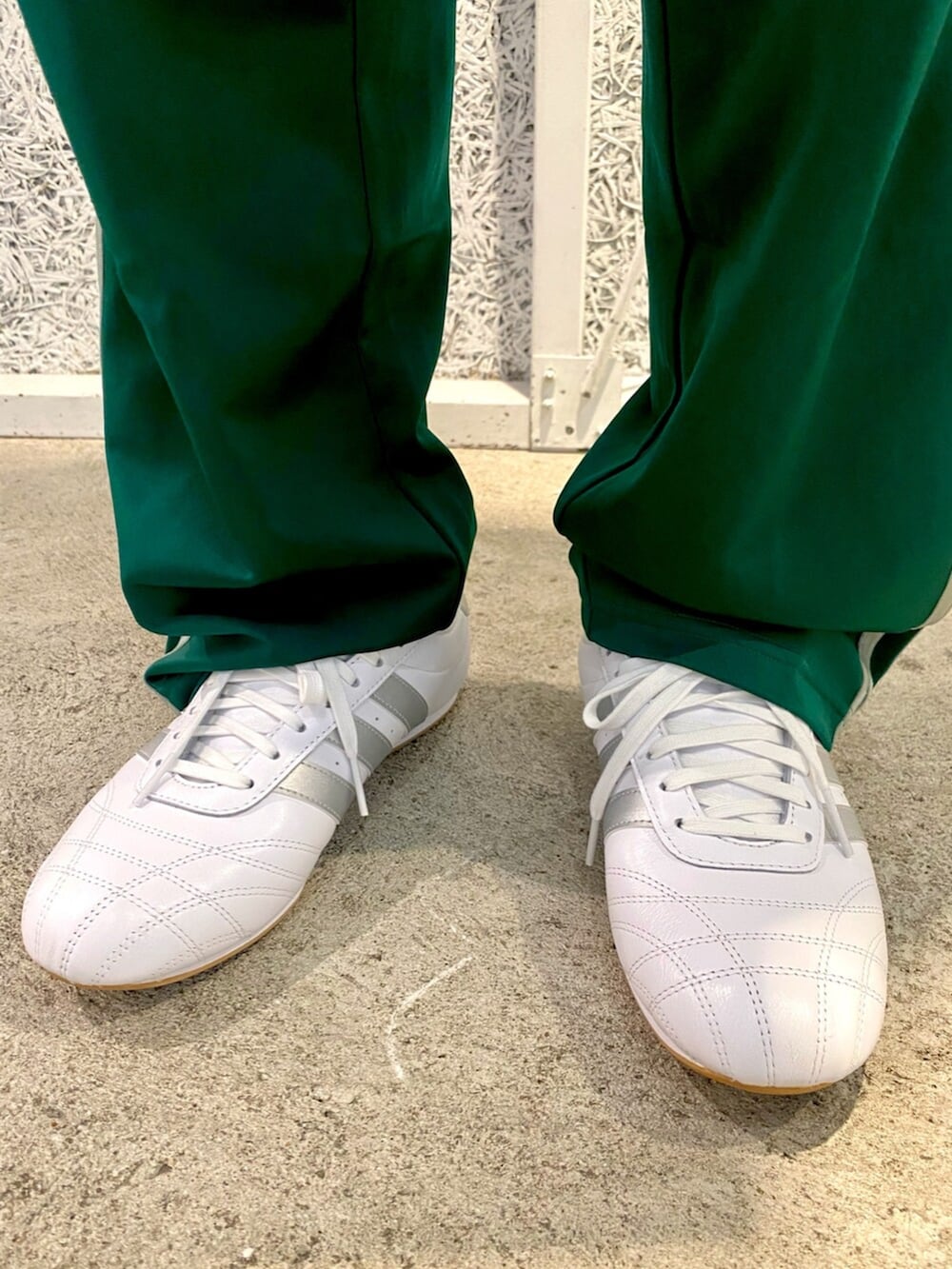 「スウェット、スニーカー、adidas、スカーフ、ジャージ、アディダス、adidas originals、アディダスオリジナルス、スウェットパーカー、ジャージパンツ」｜「adidasのシュムーフォイル I'm Fast パーカー（パーカー、ブラック系）」を使った、IKさん（メンズ・172cm）の冬コーディネートの6枚目の写真