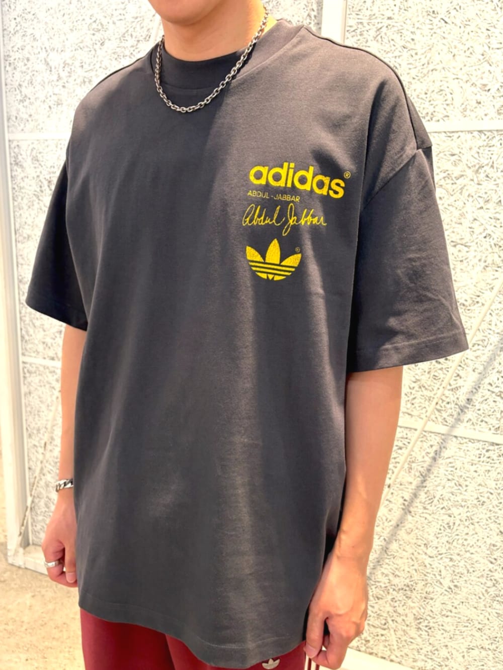 「adidas、adidas originals、アディダス、アディダスオリジナルス、スニーカー、トラックパンツ、Tシャツ」｜「adidasのカリーム スカイフック 半袖Tシャツ / アディダスオリジナルス adidas Originals（Tシャツ/カットソー、グレー系）」を使った、IKさん（メンズ・172cm）の夏コーディネートの3枚目の写真