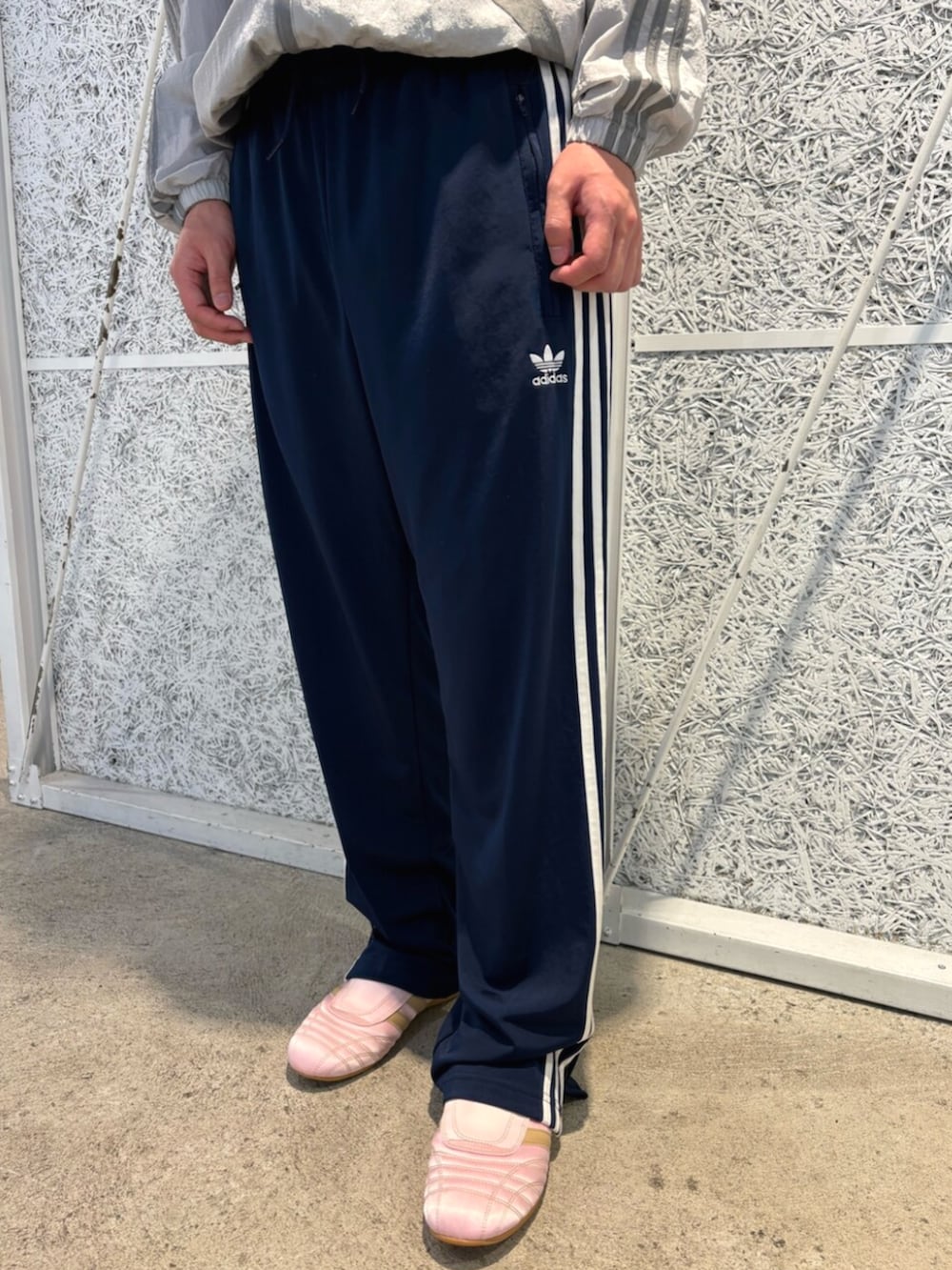 「adidas、ジャージ、アディダス、トラックパンツ、adidas originals、アディダスオリジナルス、トラックトップ、アディカラー、テコンドー、ファイヤーバード」｜「adidasのアディカラー 2000s ウーブントラックトップ（トップス、グレー系）」を使った、IKさん（メンズ・172cm）の春コーディネートの3枚目の写真