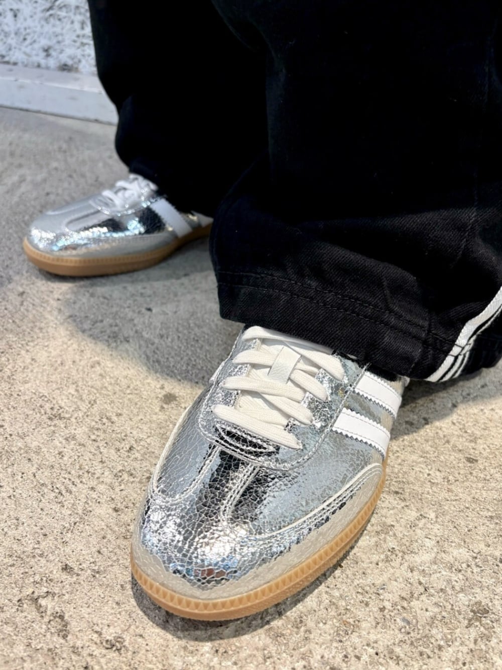 「adidas、adidas originals、アディダス、アディダスオリジナルス、スニーカー、サンバ、ミニバック、めがね、デニム、デニムパンツ、ブラックデニム」｜「adidasのアディカラー 半袖Tシャツ / アディダスオリジナルス adidas Originals（Tシャツ/カットソー、イエロー系）」を使った、IKさん（メンズ・172cm）の春コーディネートの6枚目の写真