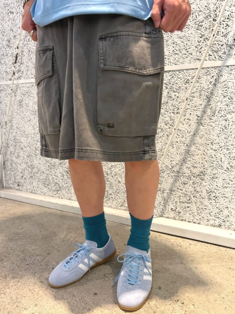 「adidas、adidas originals、アディダス、アディダスオリジナルス、ゆるコーデ、ブルーコーデ、ガゼルロープロ」｜「adidasのJACQUARD JERSEY / アディカラー ジャカード ジャージー / 半袖Tシャツ アディダスオリジナルス adidas Originals（Tシャツ/カットソー、ブルー系）」を使った、IKさん（メンズ・172cm）の夏コーディネートの3枚目の写真