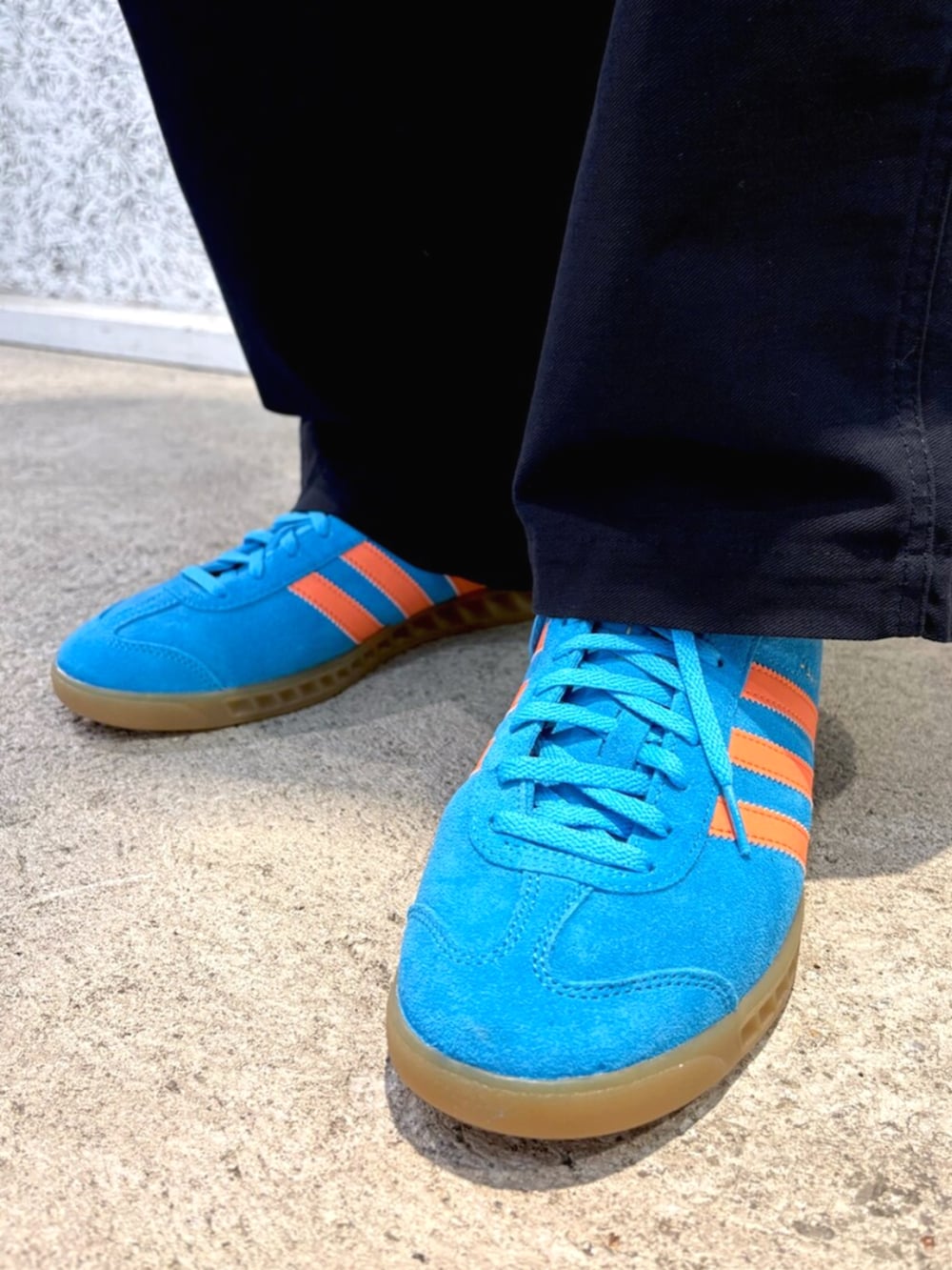 「adidas、adidas originals、アディダス、アディダスオリジナルス、スニーカー、ポロシャツ、ショルダーバッグ、めがね」｜「adidasのジャカード・ストライプ・ジャージー（Tシャツ/カットソー、ブルー系）」を使った、IKさん（メンズ・172cm）の夏コーディネートの4枚目の写真