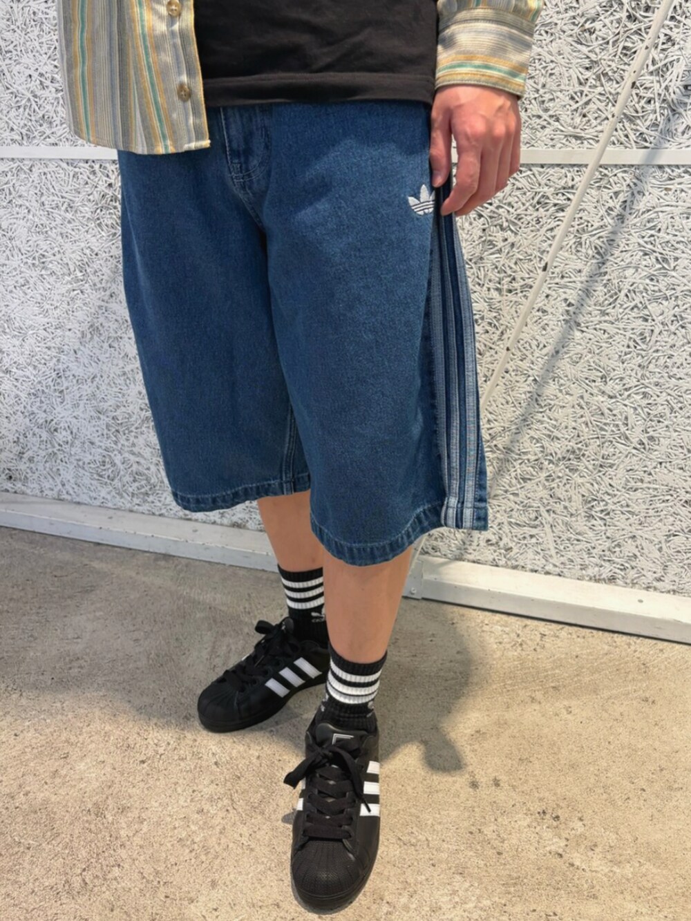 「adidas、アディダス、休日スタイル、ハーフパンツ、adidas originals、春カラー、春コーデ、アディダスオリジナルス、スーパースター、お花見コーデ」｜「adidasのアディカラー デニム ファイヤーバードショーツ / ハーフパンツ / アディダスオリジナルス adidas Originals（その他パンツ、ブルー系）」を使った、IKさん（メンズ・172cm）の春コーディネートの3枚目の写真