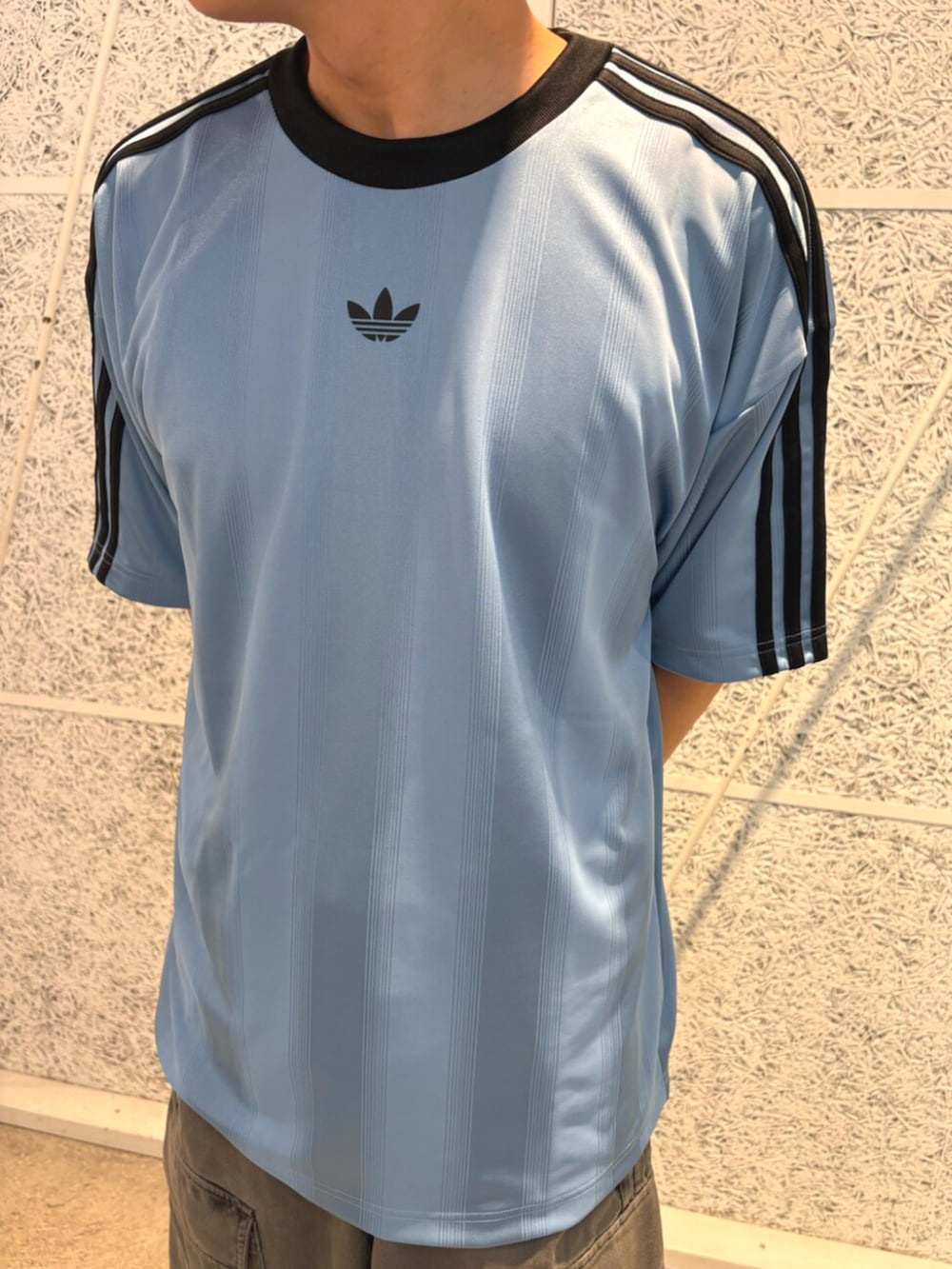 「adidas、adidas originals、アディダス、アディダスオリジナルス、ゆるコーデ、ブルーコーデ、ガゼルロープロ」｜「adidasのJACQUARD JERSEY / アディカラー ジャカード ジャージー / 半袖Tシャツ アディダスオリジナルス adidas Originals（Tシャツ/カットソー、ブルー系）」を使った、IKさん（メンズ・172cm）の夏コーディネートの2枚目の写真