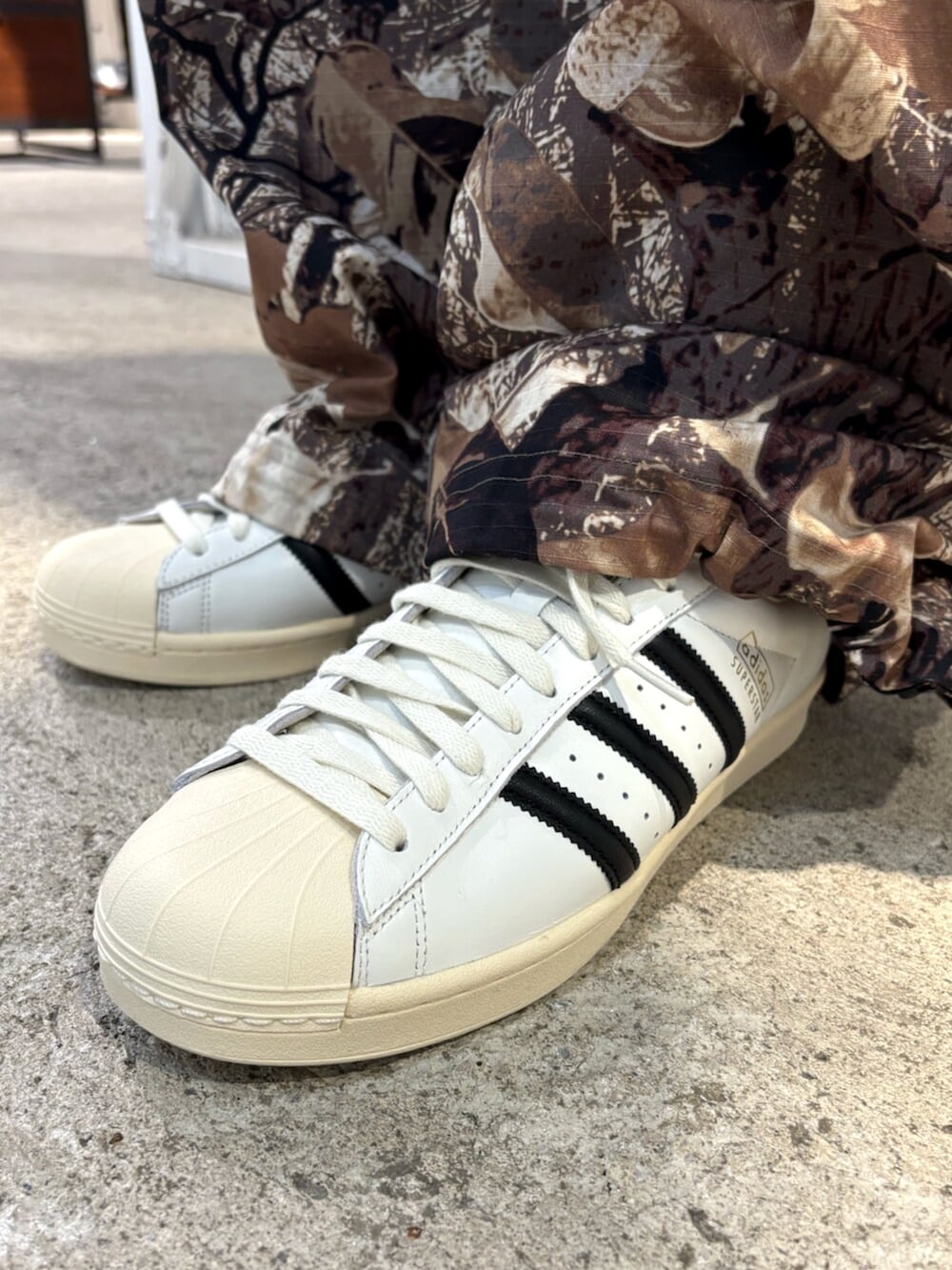 「adidas、adidas originals、アディダス、アディダスオリジナルス、エキップメント、スーパースター」｜「adidasのエキップメント 半袖Tシャツ（トップス、ブラウン系）」を使った、IKさん（メンズ・172cm）の夏コーディネートの4枚目の写真