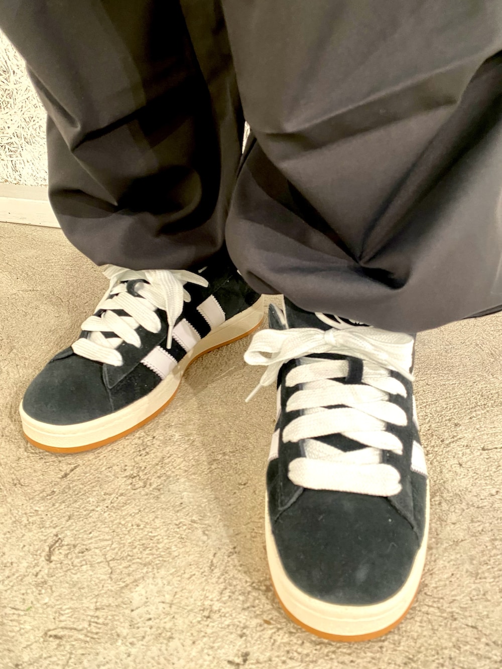 「スニーカー、adidas、アディダス、adidas originals、ソフトシェル、アディダスオリジナルス、キャンパス、パラシュートパンツ、フルジップジャケット」｜「adidasのソフトシェル フルジップジャケット / アディダスオリジナルス adidas Originals（その他アウター、ブラック系）」を使った、IKさん（メンズ・172cm）の秋コーディネートの4枚目の写真
