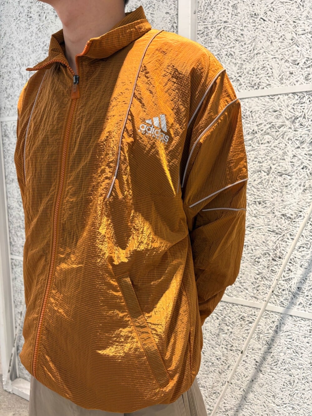 「adidas、adidas originals、アディダス、アディダスオリジナルス、エキップメント、スペツィアル」｜「adidasのエキップメント トラックトップ（トップス、ブラウン系）」を使った、IKさん（メンズ・172cm）の夏コーディネートの2枚目の写真