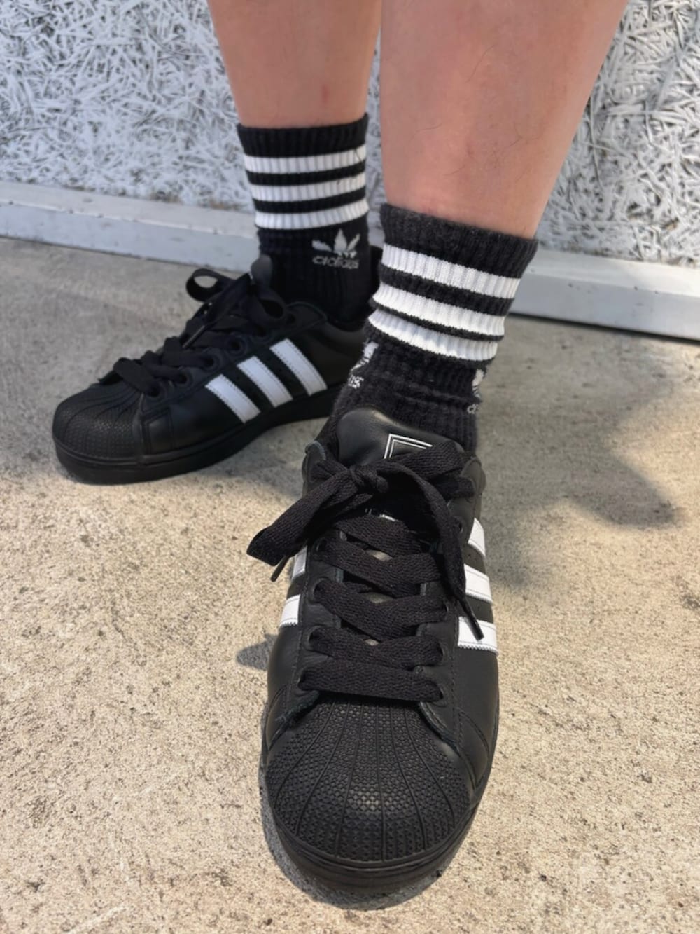 「adidas、アディダス、休日スタイル、ハーフパンツ、adidas originals、春カラー、春コーデ、アディダスオリジナルス、スーパースター、お花見コーデ」｜「adidasのアディカラー デニム ファイヤーバードショーツ / ハーフパンツ / アディダスオリジナルス adidas Originals（その他パンツ、ブルー系）」を使った、IKさん（メンズ・172cm）の春コーディネートの4枚目の写真