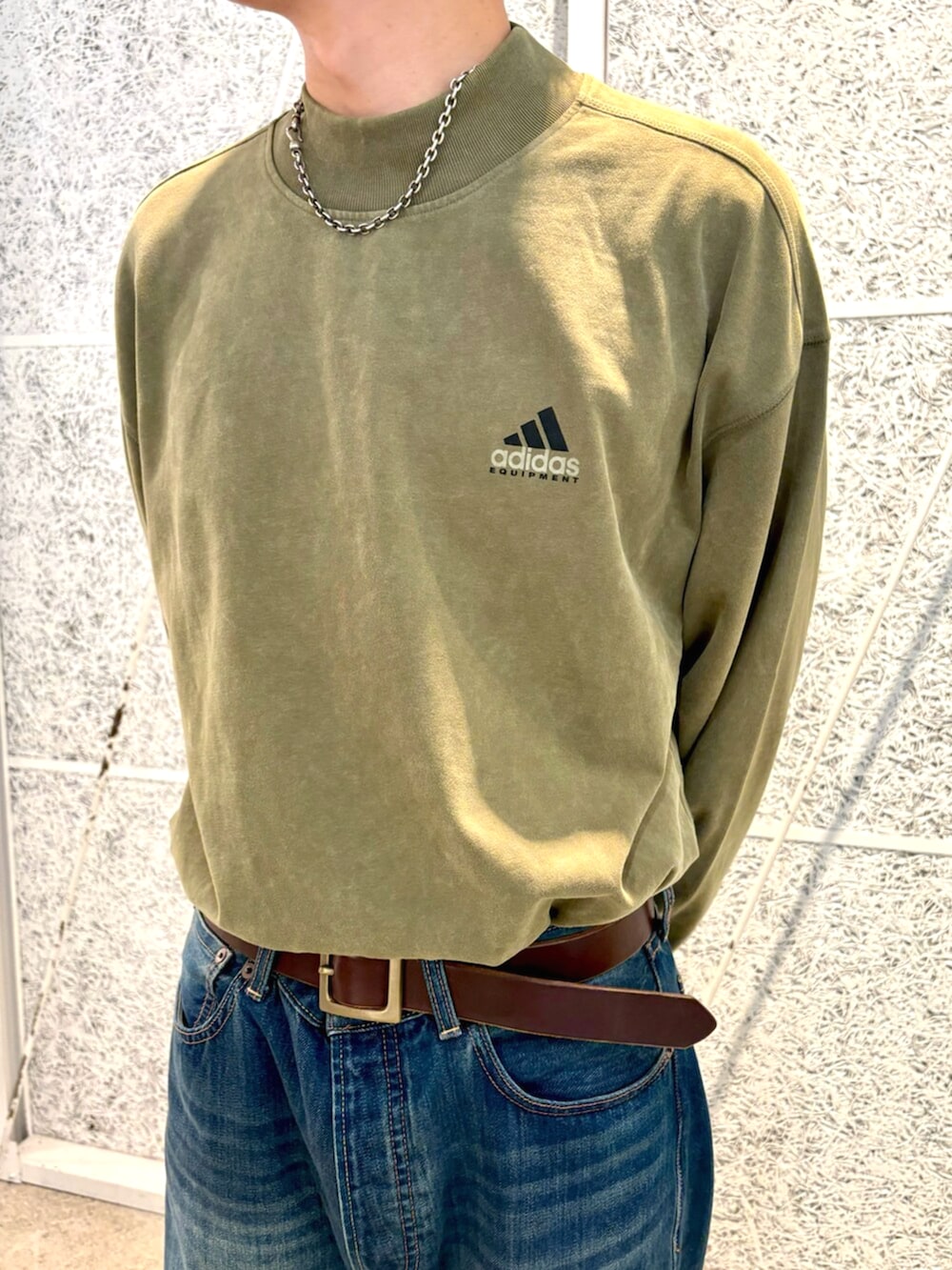 ブラウン系のブルゾン、グリーン系のトップス、ブラウン系のスニーカーを着用したメンズの秋コーディネートの4枚目の写真