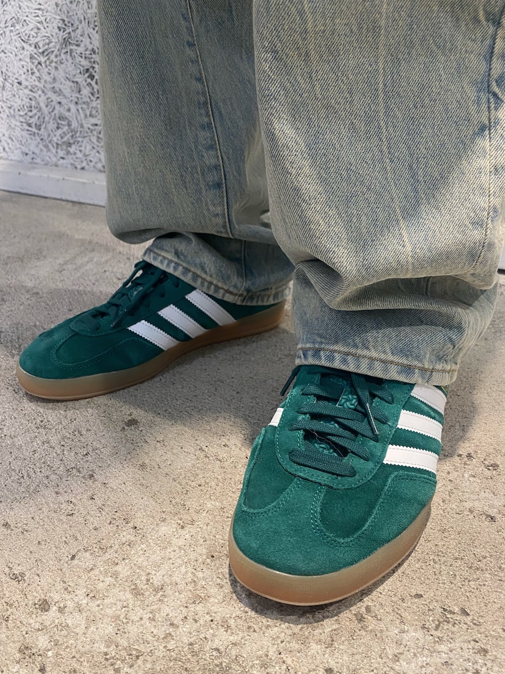 「スニーカー、ジャケット、アウター、adidas、アディダス、ファージャケット、adidas originals、アディダスオリジナルス、ガゼル」｜「adidasのファートラックジャケット / アディダスオリジナルス adidas Originals（ブルゾン、グリーン系）」を使った、IKさん（メンズ・172cm）の秋コーディネートの4枚目の写真