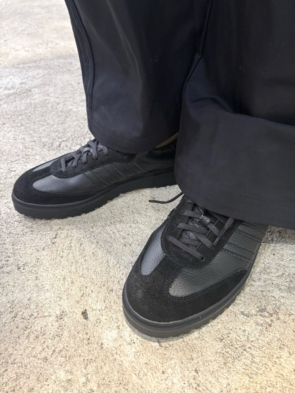ブラック系のブルゾン、ブラック系のその他パンツ、ブラック系のスニーカーを着用したメンズの冬コーディネートの4枚目の写真