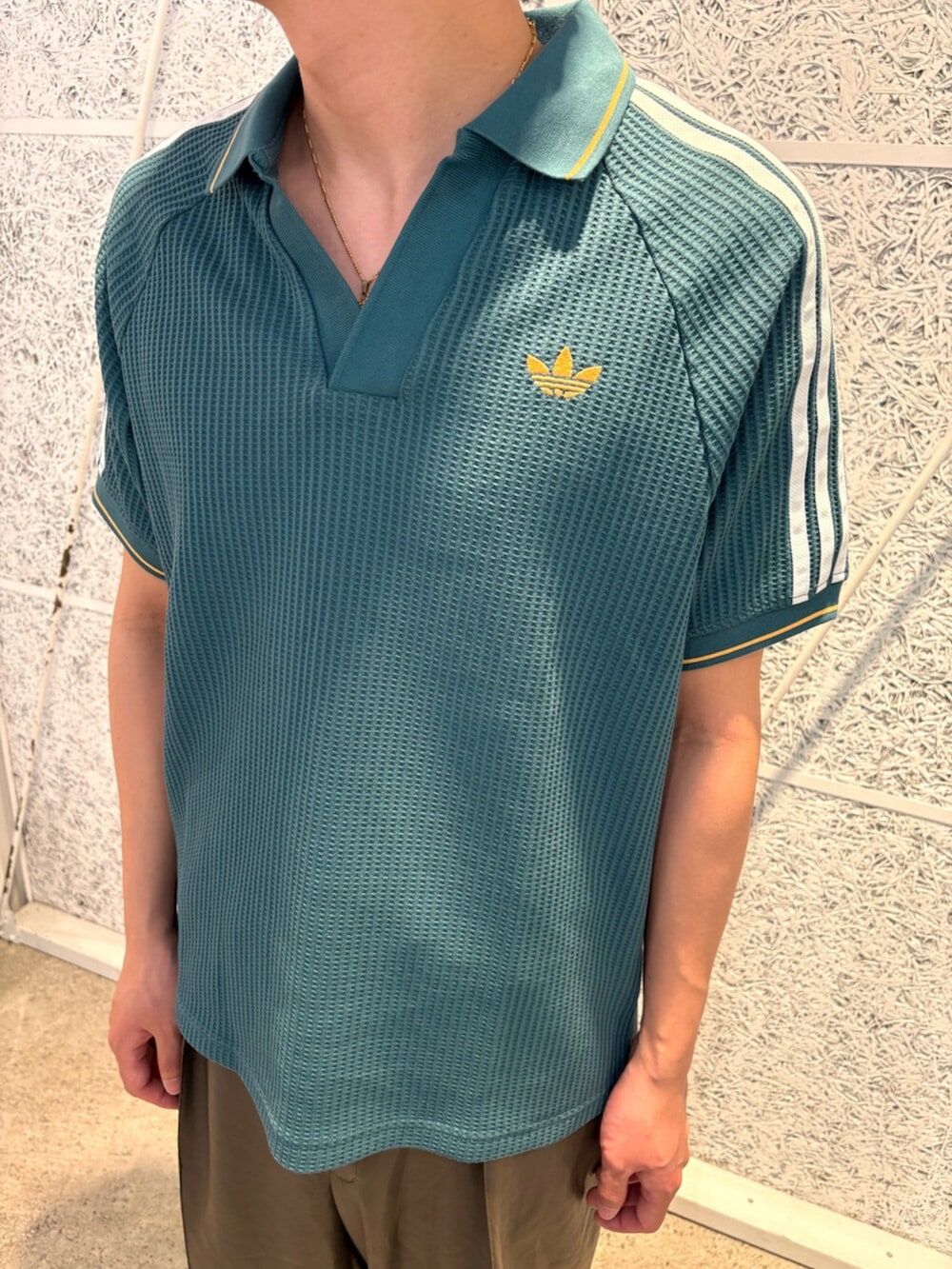 「adidas、adidas originals、アディダス、アディダスオリジナルス、スニーカー、ワッフル、ポロシャツ、ワイドパンツ」｜「adidasのアディダス テコンドー / adidas Taekwondo / アディダスオリジナルス adidas Originals（スニーカー、ピンク系）」を使った、IKさん（メンズ・172cm）の春コーディネートの3枚目の写真