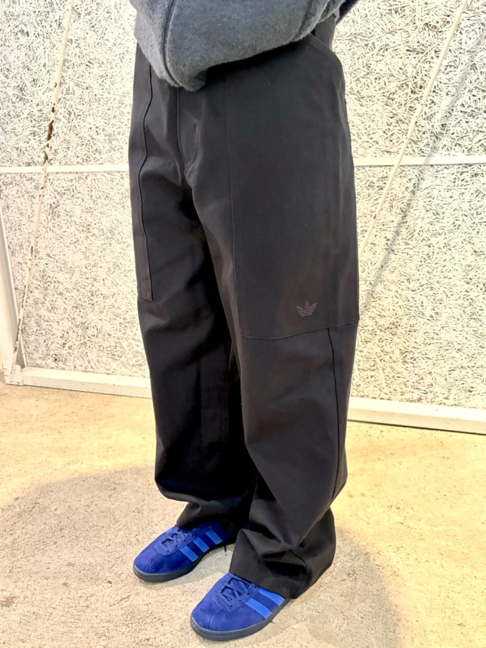 グレー系のジャージ、ブルー系のシューズを着用したメンズの秋コーディネートの3枚目の写真