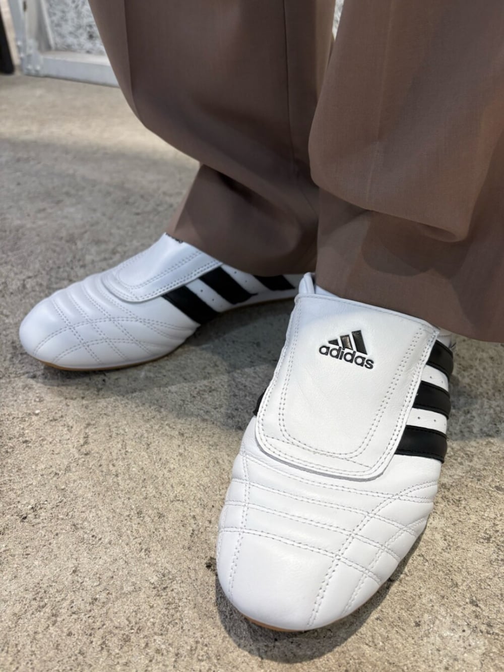 「adidas、adidas originals、アディダス、アディダスオリジナルス、Tシャツ、テコンドー、ニュートラルカラー、ラフスタイル」｜「adidasのアディダス オリジナルス カリ 半袖Tシャツ / アディダスオリジナルス adidas Originals（Tシャツ/カットソー、ホワイト系）」を使った、IKさん（メンズ・172cm）の春コーディネートの4枚目の写真