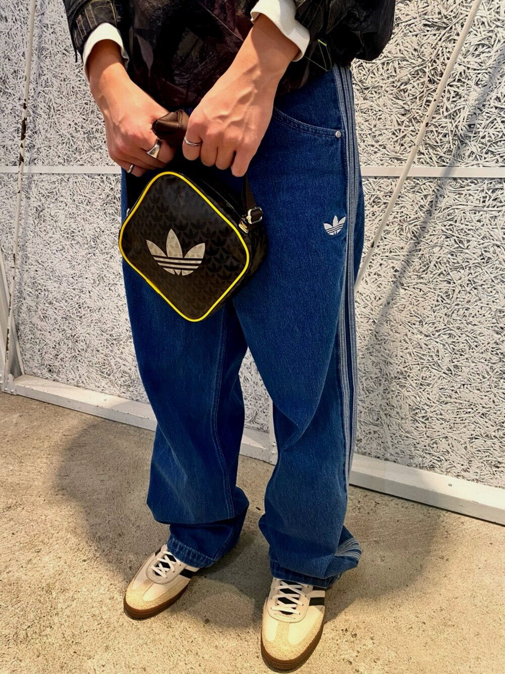 「adidas、adidas originals、アディダス、アディダスオリジナルス、スニーカー、デニム、ナイロンジャケット、デニムパンツ、めがね、ミニバック」｜「adidasのカモ ジャケット Q1（ジャケット/アウター、グリーン系）」を使った、IKさん（メンズ・172cm）の冬コーディネートの5枚目の写真