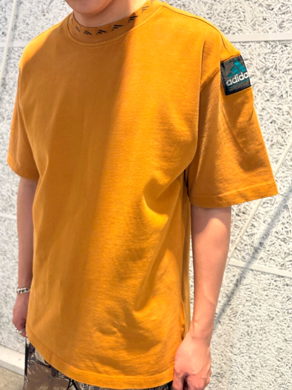 「adidas、adidas originals、アディダス、アディダスオリジナルス、エキップメント、スーパースター」｜「adidasのエキップメント 半袖Tシャツ（トップス、ブラウン系）」を使った、IKさん（メンズ・172cm）の夏コーディネートの2枚目の写真