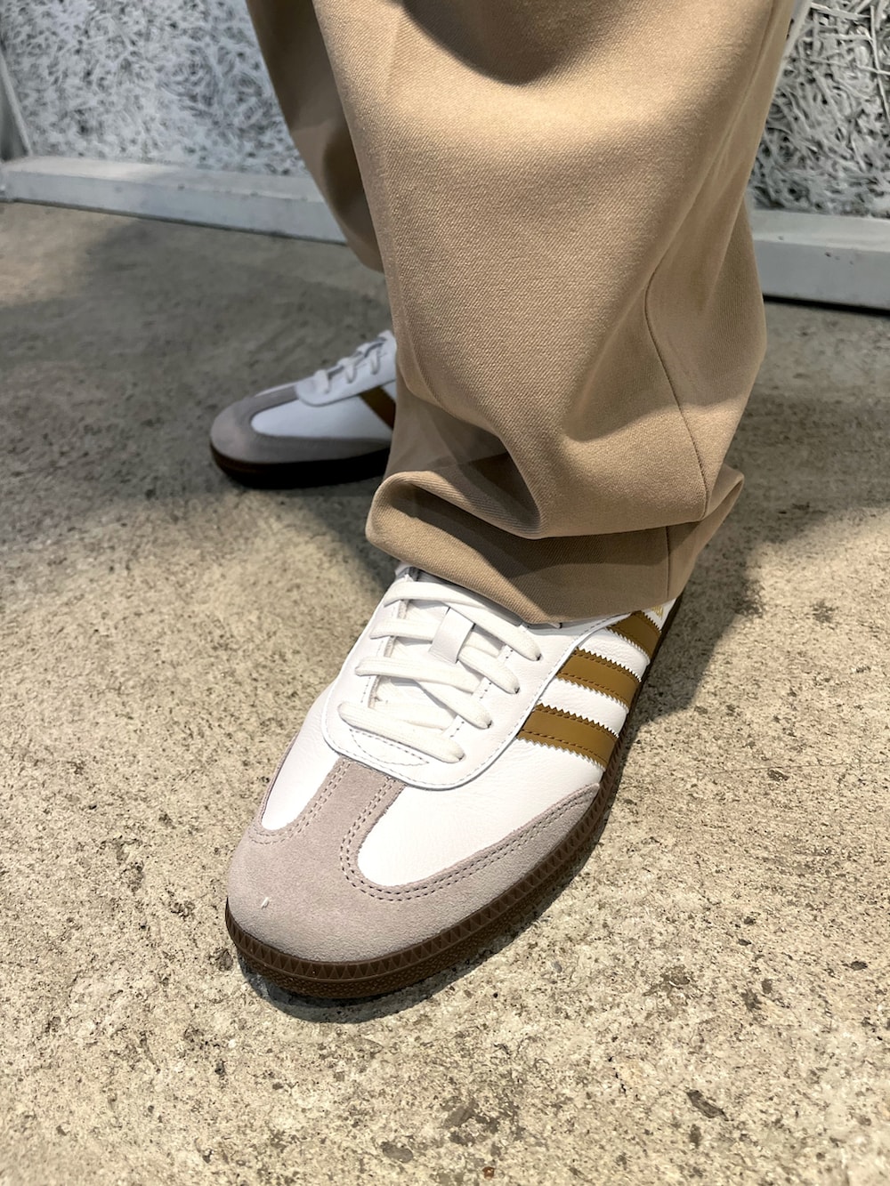 パープル系のダウンベスト、ホワイト系のジャージを着用したメンズの冬コーディネートの6枚目の写真