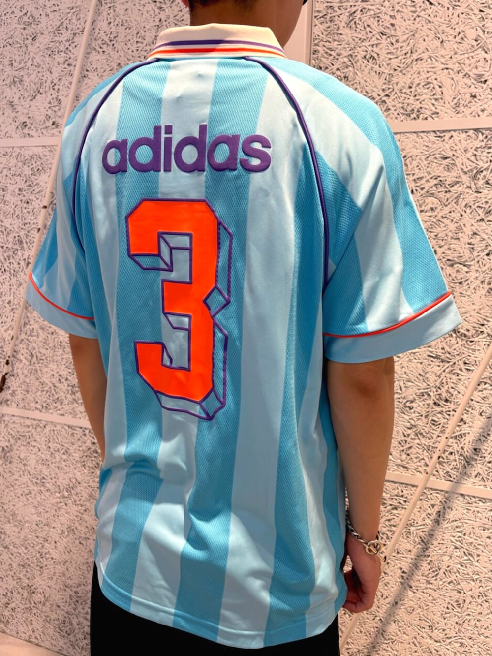 「adidas、adidas originals、アディダス、アディダスオリジナルス、スニーカー、ポロシャツ、ショルダーバッグ、めがね」｜「adidasのジャカード・ストライプ・ジャージー（Tシャツ/カットソー、ブルー系）」を使った、IKさん（メンズ・172cm）の夏コーディネートの3枚目の写真