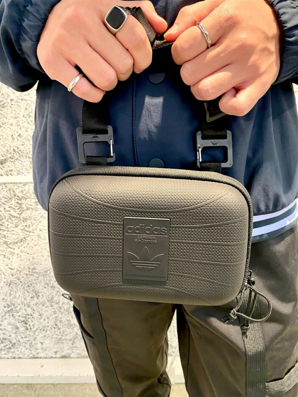 「ジャケット、アウター、ショルダーバッグ、adidas、コーチジャケット、カーゴパンツ、アディダス、adidas originals、アディダスオリジナルス」｜「adidasのコーチジャケット（ジェンダーニュートラル）（ジャケット/アウター、ブルー系）」を使った、IKさん（メンズ・172cm）の冬コーディネートの6枚目の写真