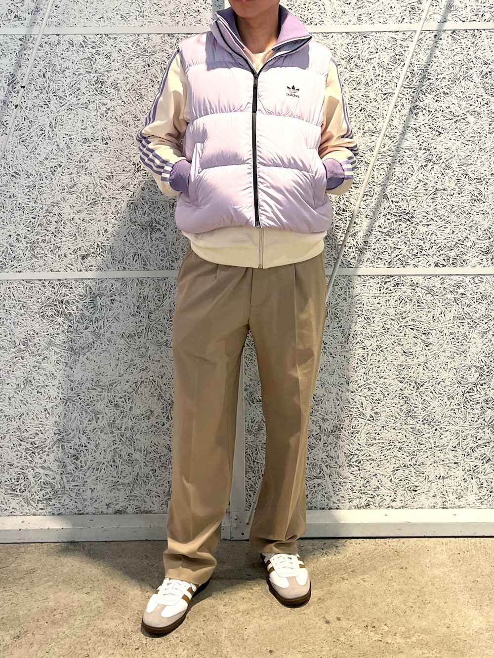 パープル系のダウンベスト、ホワイト系のジャージを着用したメンズの冬コーディネートの2枚目の写真