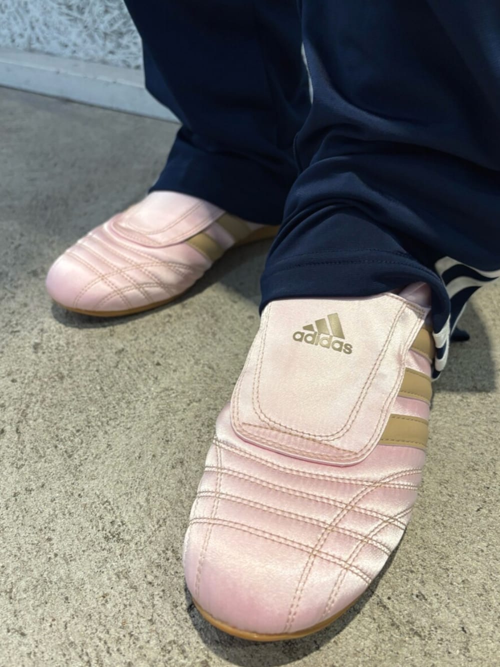 「adidas、ジャージ、アディダス、トラックパンツ、adidas originals、アディダスオリジナルス、トラックトップ、アディカラー、テコンドー、ファイヤーバード」｜「adidasのアディカラー 2000s ウーブントラックトップ（トップス、グレー系）」を使った、IKさん（メンズ・172cm）の春コーディネートの4枚目の写真