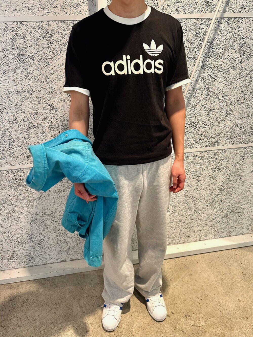 「adidas、adidas originals、アディダス、アディダスオリジナルス、スニーカー、Tシャツ、スウェット、スウェットパンツ、めがね」｜「adidasのシンプル Tシャツ / アディダスオリジナルス adidas Originals（Tシャツ/カットソー、ブラック系）」を使った、IKさん（メンズ・172cm）の春コーディネートの3枚目の写真