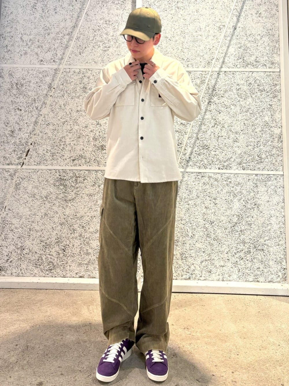 ホワイト系のTシャツ/カットソー、パープル系のスニーカー、グリーン系のキャップを着用したメンズの秋コーディネートの2枚目の写真