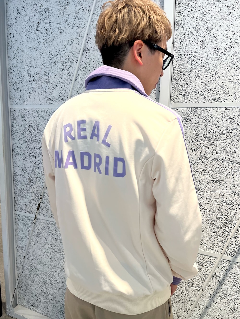 パープル系のダウンベスト、ホワイト系のジャージを着用したメンズの冬コーディネートの5枚目の写真