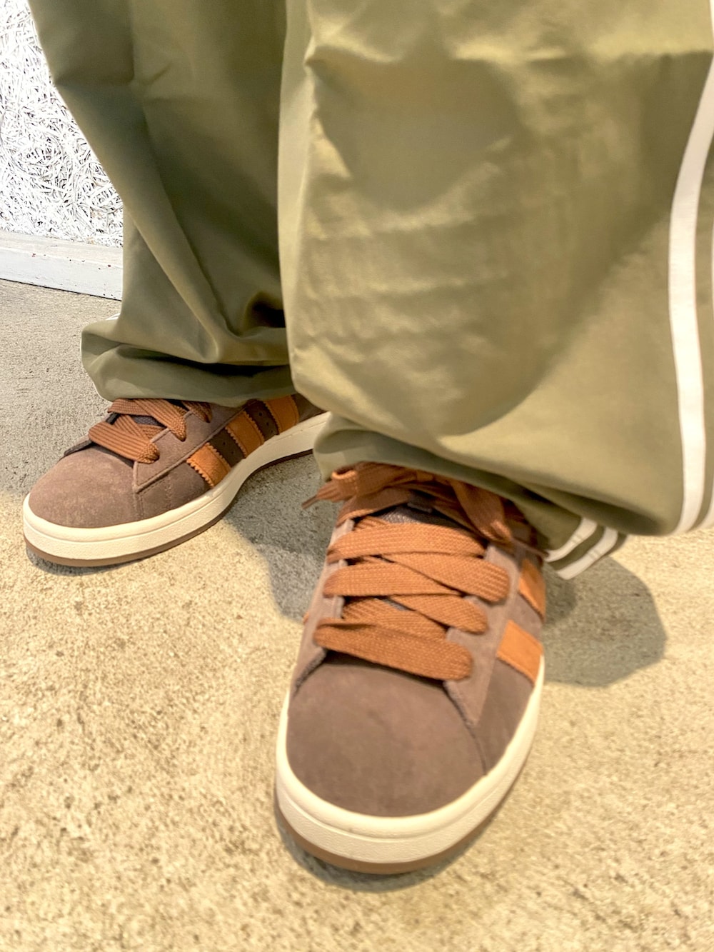 「スニーカー、adidas、ジャージ、カーゴパンツ、アディダス、adidas originals、アディダスオリジナルス、キャンパス、アディカラー」｜IKさん（メンズ・172cm）の秋コーディネートの5枚目の写真