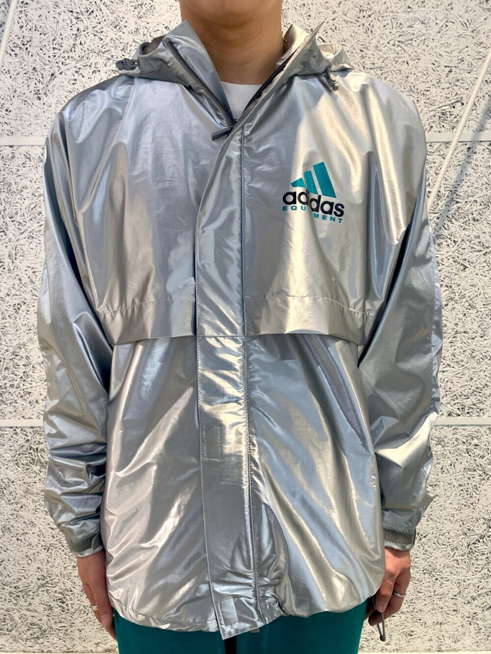 「スウェットパンツ、スウェット、スニーカー、adidas、アディダス、ナイロンジャケット、adidas originals、アディダスオリジナルス」｜「adidasのEQT メタリック ウインドブレーカー（ジャケット/アウター、シルバー系）」を使った、IKさん（メンズ・172cm）の春コーディネートの4枚目の写真