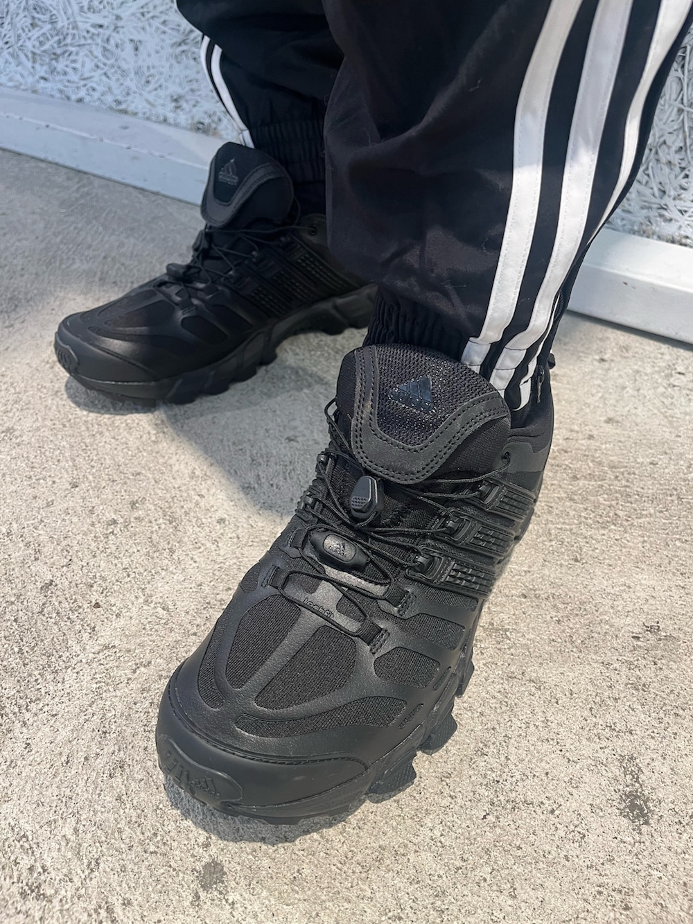 「スニーカー、アウター、adidas、アディダス、トラックパンツ、ボアジャケット、adidas originals、アディダスオリジナルス、アディカラー、アディスター」｜「adidasのシェルパ トラックジャケット / アディダスオリジナルス adidas Originals（ブルゾン、ブラック系）」を使った、IKさん（メンズ・172cm）の秋コーディネートの4枚目の写真