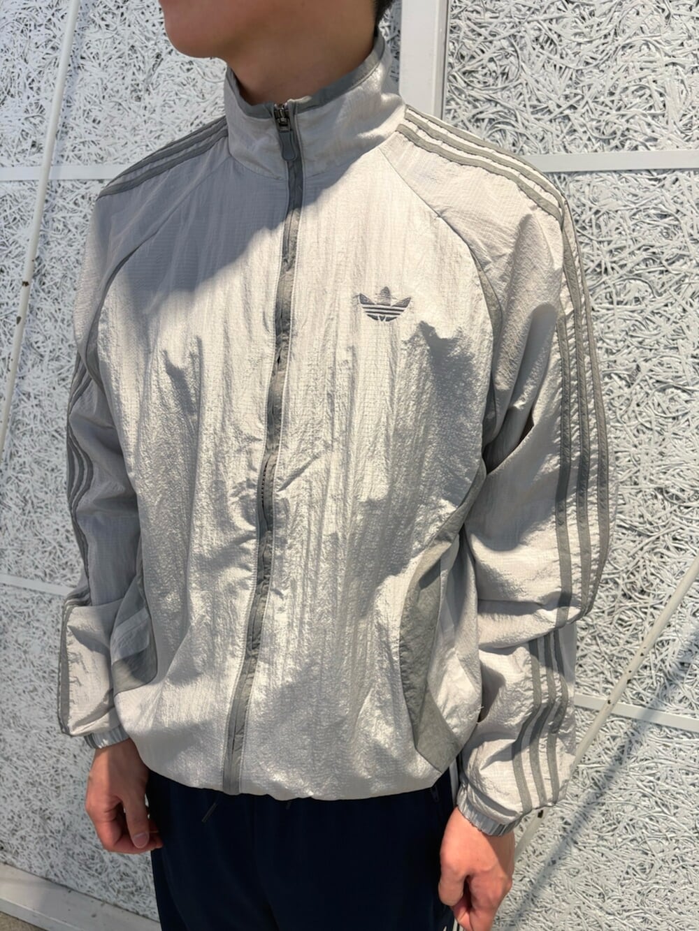 「adidas、ジャージ、アディダス、トラックパンツ、adidas originals、アディダスオリジナルス、トラックトップ、アディカラー、テコンドー、ファイヤーバード」｜「adidasのアディカラー 2000s ウーブントラックトップ（トップス、グレー系）」を使った、IKさん（メンズ・172cm）の春コーディネートの2枚目の写真