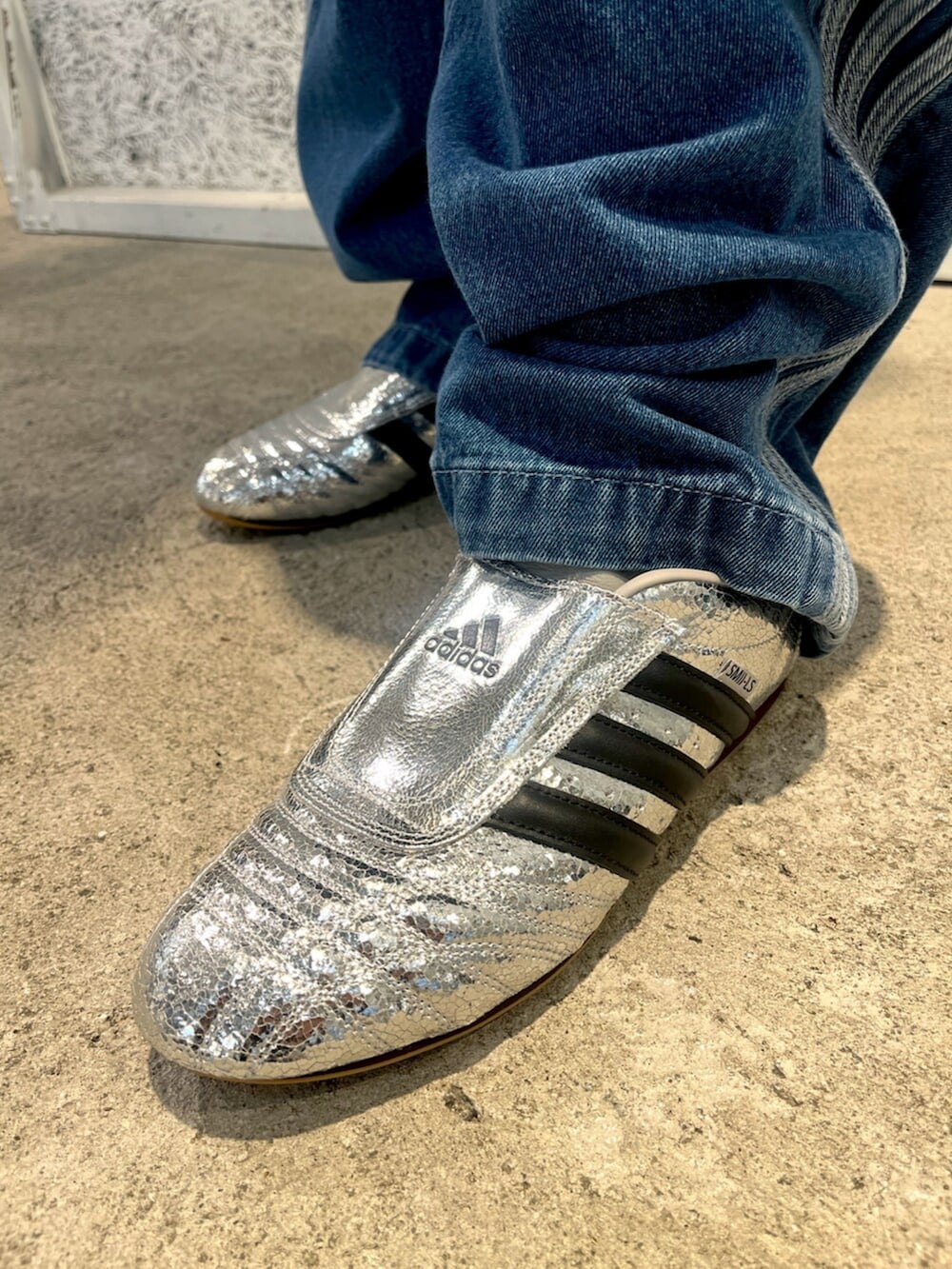 「スニーカー、adidas、ジャージ、アディダス、デニムパンツ、adidas originals、アディダスオリジナルス、トラックトップ、アディカラー、テコンドー」｜「adidasのアディカラー デニム ファイヤーバードパンツ（デニムパンツ、ブルー系）」を使った、IKさん（メンズ・172cm）の冬コーディネートの6枚目の写真