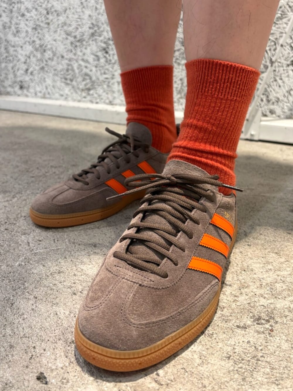 「adidas、adidas originals、アディダス、アディダスオリジナルス、エキップメント、スペツィアル」｜「adidasのエキップメント トラックトップ（トップス、ブラウン系）」を使った、IKさん（メンズ・172cm）の夏コーディネートの4枚目の写真