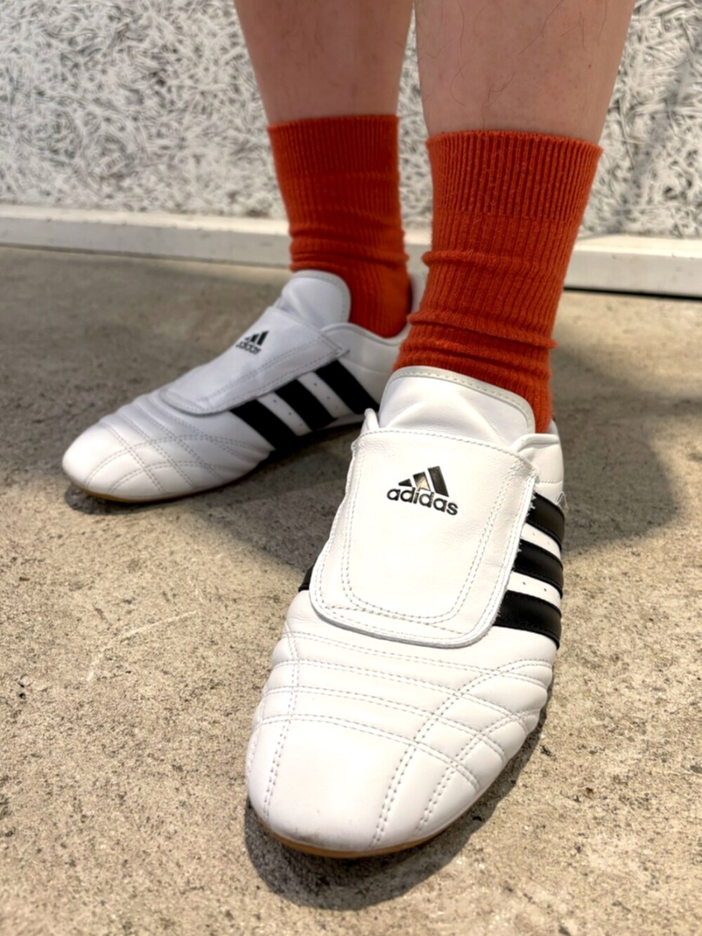 「adidas、adidas originals、アディダス、アディダスオリジナルス、スニーカー、ゲームシャツ、ハーフパンツ」｜「adidasのレアル・マドリード 99/00 ホームユニフォーム（トップス、ホワイト系）」を使った、IKさん（メンズ・172cm）の夏コーディネートの4枚目の写真