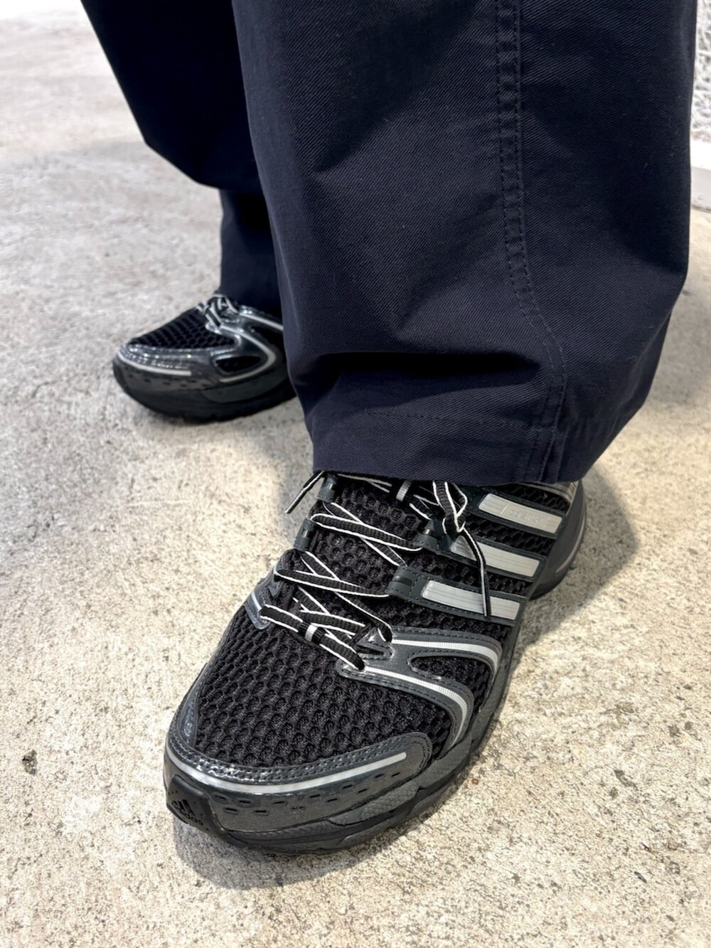 ブラック系のスニーカー、ブラウン系のブルゾンを着用したメンズの冬コーディネートの4枚目の写真