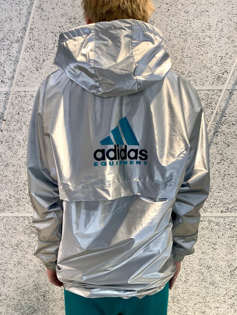 「スウェットパンツ、スウェット、スニーカー、adidas、アディダス、ナイロンジャケット、adidas originals、アディダスオリジナルス」｜「adidasのEQT メタリック ウインドブレーカー（ジャケット/アウター、シルバー系）」を使った、IKさん（メンズ・172cm）の春コーディネートの5枚目の写真