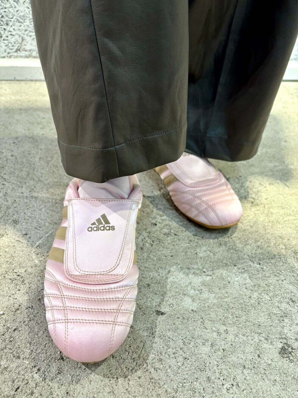 「adidas、adidas originals、アディダス、アディダスオリジナルス、スニーカー、ワッフル、ポロシャツ、ワイドパンツ」｜「adidasのアディダス テコンドー / adidas Taekwondo / アディダスオリジナルス adidas Originals（スニーカー、ピンク系）」を使った、IKさん（メンズ・172cm）の春コーディネートの4枚目の写真
