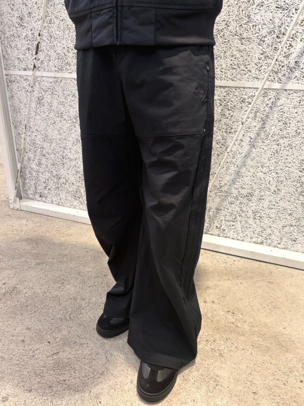 ブラック系のブルゾン、ブラック系のその他パンツ、ブラック系のスニーカーを着用したメンズの冬コーディネートの3枚目の写真