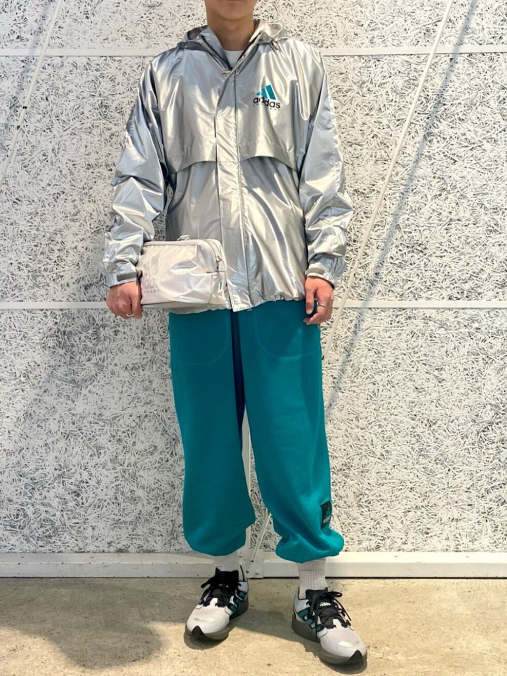 「スウェットパンツ、スウェット、スニーカー、adidas、アディダス、ナイロンジャケット、adidas originals、アディダスオリジナルス」｜「adidasのEQT メタリック ウインドブレーカー（ジャケット/アウター、シルバー系）」を使った、IKさん（メンズ・172cm）の春コーディネートの2枚目の写真