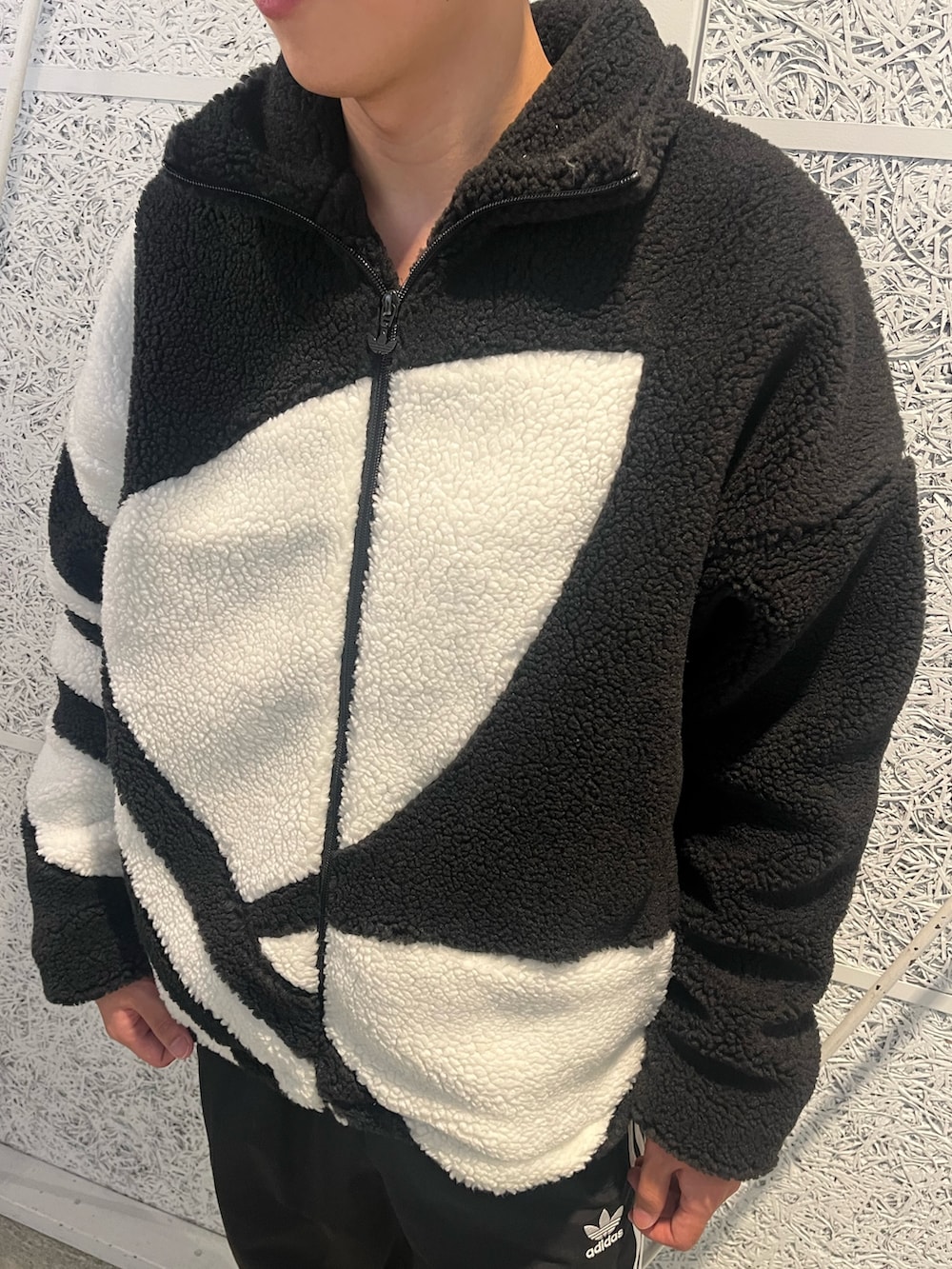 「スニーカー、アウター、adidas、アディダス、トラックパンツ、ボアジャケット、adidas originals、アディダスオリジナルス、アディカラー、アディスター」｜「adidasのシェルパ トラックジャケット / アディダスオリジナルス adidas Originals（ブルゾン、ブラック系）」を使った、IKさん（メンズ・172cm）の秋コーディネートの2枚目の写真