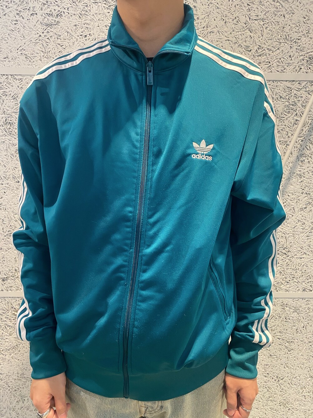 「スニーカー、ジャケット、アウター、adidas、アディダス、ファージャケット、adidas originals、アディダスオリジナルス、ガゼル」｜「adidasのファートラックジャケット / アディダスオリジナルス adidas Originals（ブルゾン、グリーン系）」を使った、IKさん（メンズ・172cm）の秋コーディネートの3枚目の写真